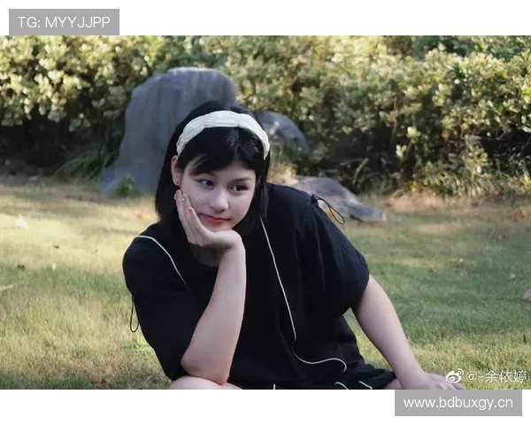 余依婷的日常照也太贵气了，感觉她连煮泡面都带着高定滤镜