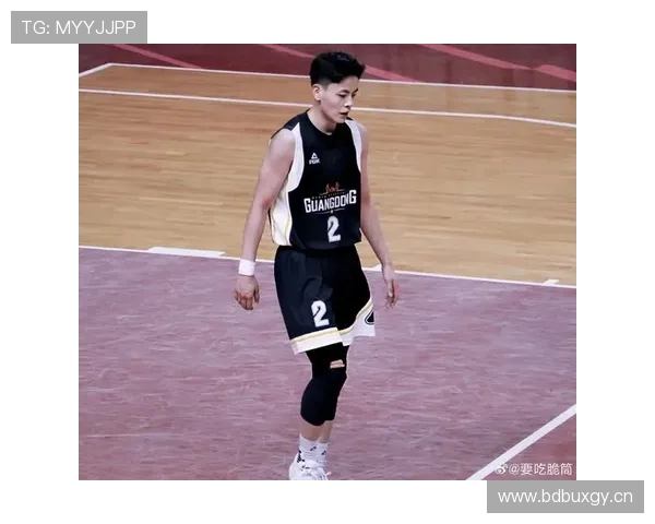 杨舒予比赛时超甜，场下居然把牛仔裤穿成了时装周主角？